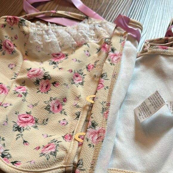 Amazon Floral Lace Trim Corset - Cream and Pink - Picture 9 of 11